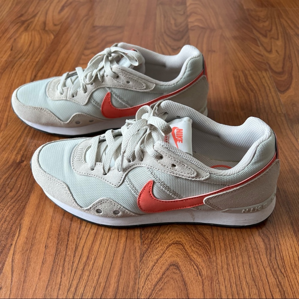 Nike Women's Venture Runner Shoes size 8